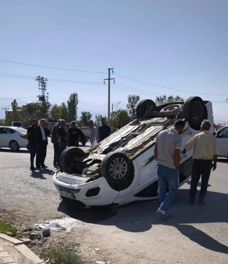 Araç Ters Döndü: Vatandaşlar Trafik Işığı İstiyor