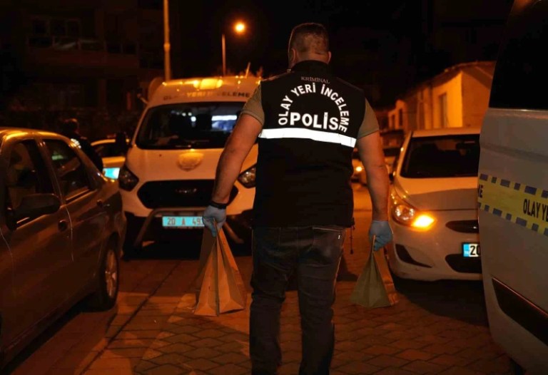 1 ay önce evlendiler. Eşini tüfekle öldürdü, intihar etti