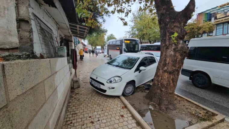 Zincirleme Kaza: Yola Dökülen Yağ, 4 Aracı Birbirine Kattı