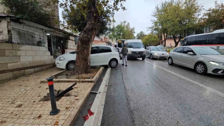 Zincirleme Kaza: Yola Dökülen Yağ, 4 Aracı Birbirine Kattı