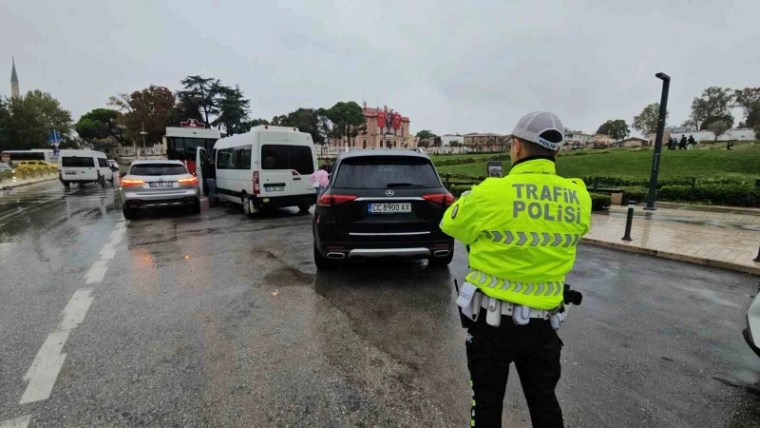 Zincirleme Kaza: Yola Dökülen Yağ, 4 Aracı Birbirine Kattı