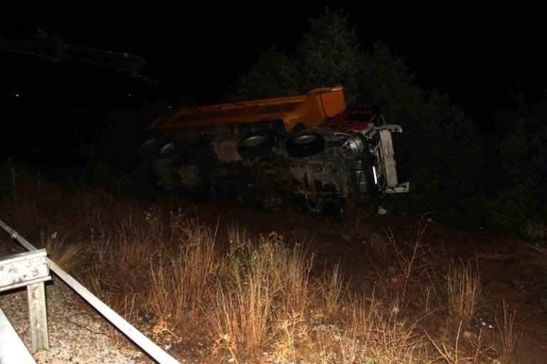 Feci Kamyon Kazası: 2 Ölü, 1 Yaralı