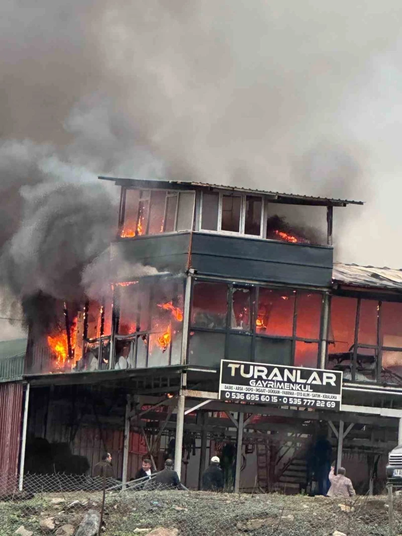 Kocaeli Dilovası’nda 2 Katlı Konteyner Yangında Küle Döndü