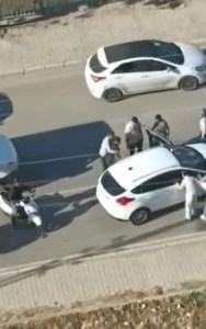 Trafikteki yumruklu kavga anbean kamerada!