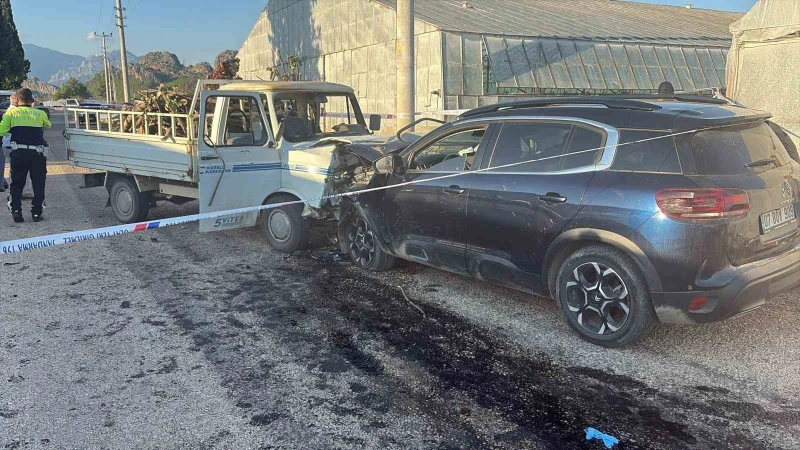 Otomobil ile Kamyonet Çarpıştı, Üç Kişi Yaralandı