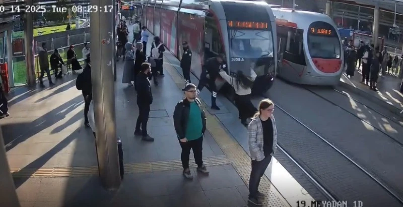 Güvenlik Görevlisi Genç Kızı Tramvay Altında Kalmaktan Son Anda Kurtardı