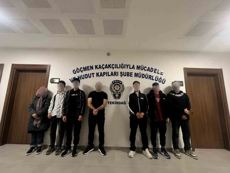 Düğün Aracı Kılıfındaki Otomobilden 5 Kaçak Göçmen Çıktı