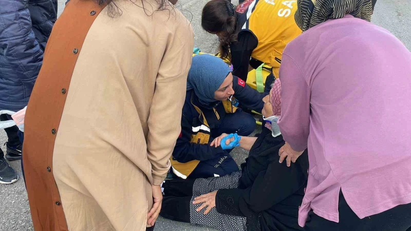 Otomobilin Çarptığı Yaşlı Kadın Hastaneye Kaldırıldı