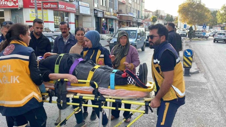 Otomobilin Çarptığı Yaşlı Kadın Hastaneye Kaldırıldı