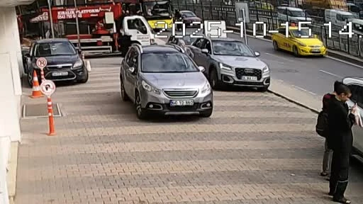 İETT Otobüsü Durağa Daldı: Korkunç Kaza Anı Kamerada