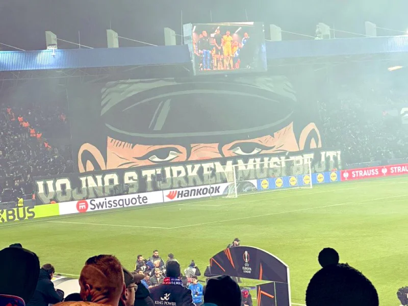 Viktoria Plzen Taraftarlarından Irkçı Pankart!