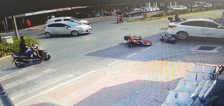 Aynı cadde üzerinde 5 dakika arayla kaza: 2 motosiklet sürücüsü yaralandı