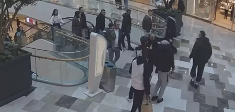 Ünlü futbolcuya AVM’de silah çekildi!
