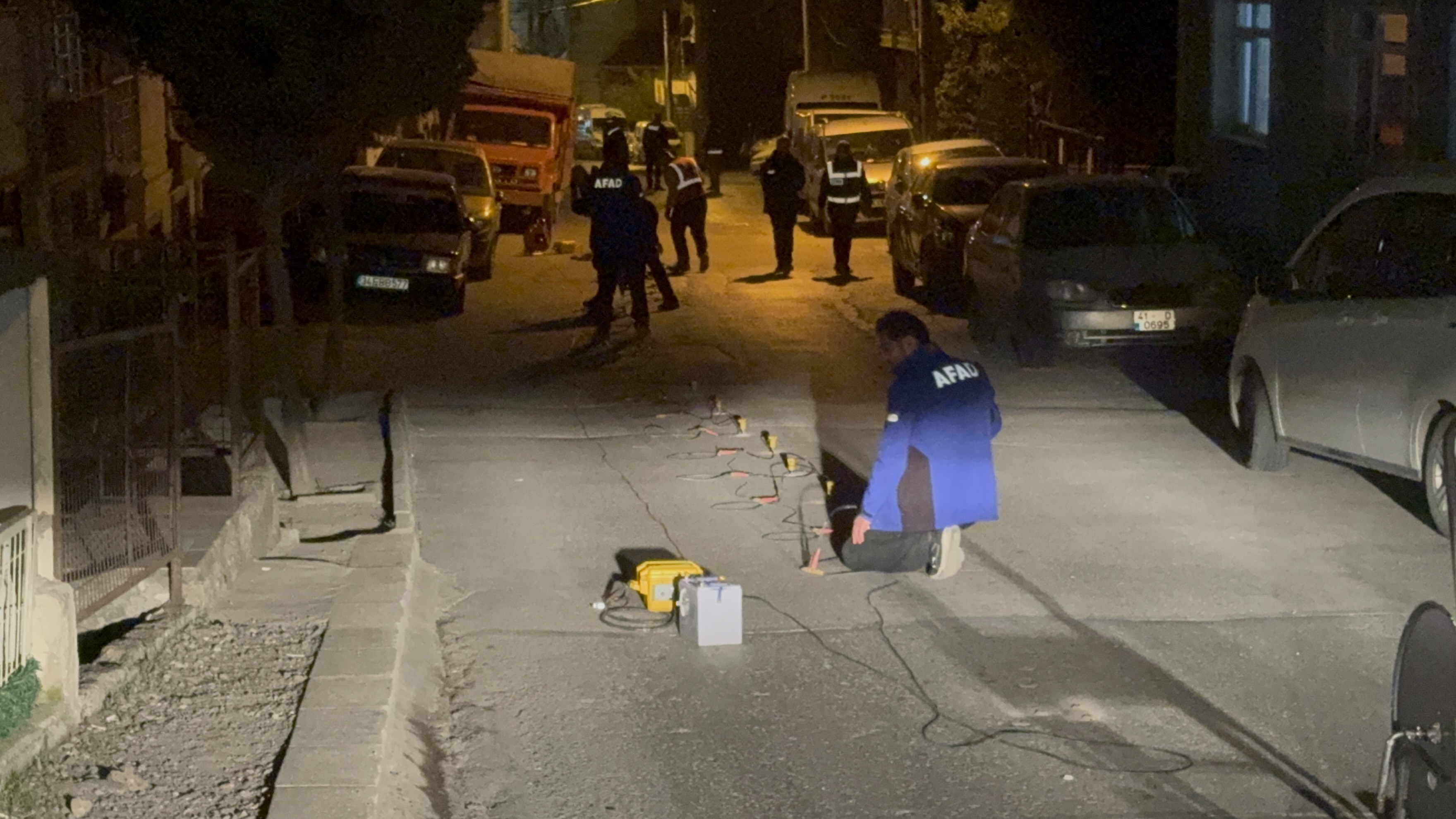 Gebze’de yıkılan binanın zeminin tomografisi santim santim çekiliyor