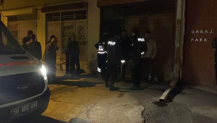 Eşinden haber alamayınca garaja indi, eşini ölü buldu
