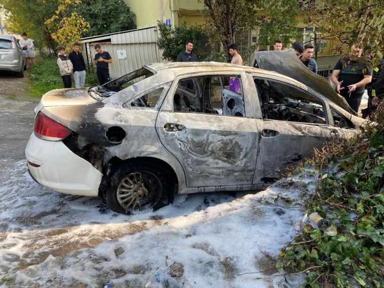 Yakıt aldıktan sonra otomobil alev aldı: 2 araç kullanılamaz hale geldi