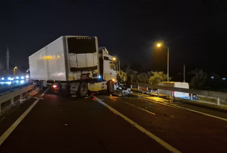 Tır bariyerlere çarptı, Tekirdağ-İstanbul yolu trafiğe kapandı!