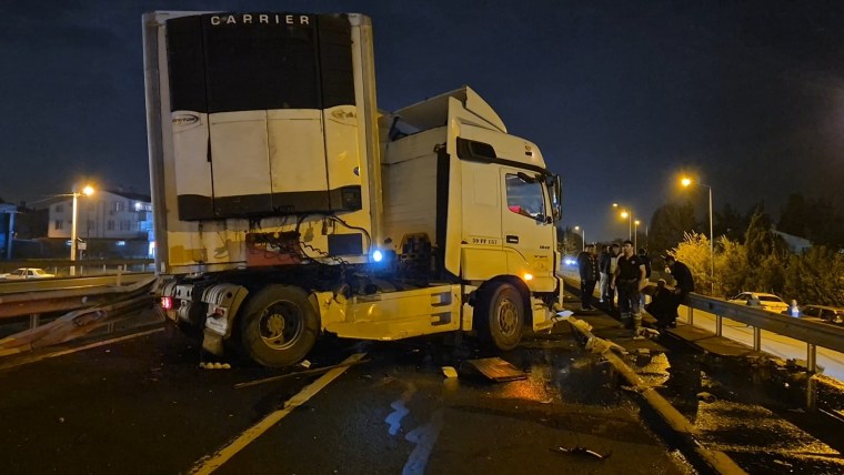 Tır bariyerlere çarptı, Tekirdağ-İstanbul yolu trafiğe kapandı!
