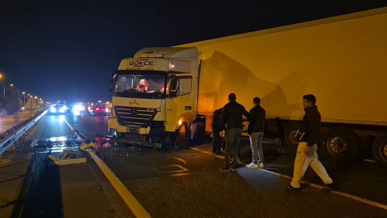Tır bariyerlere çarptı, Tekirdağ-İstanbul yolu trafiğe kapandı!