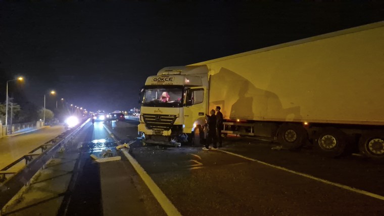 Tır bariyerlere çarptı, Tekirdağ-İstanbul yolu trafiğe kapandı!