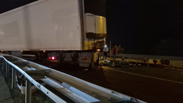 Tır bariyerlere çarptı, Tekirdağ-İstanbul yolu trafiğe kapandı!