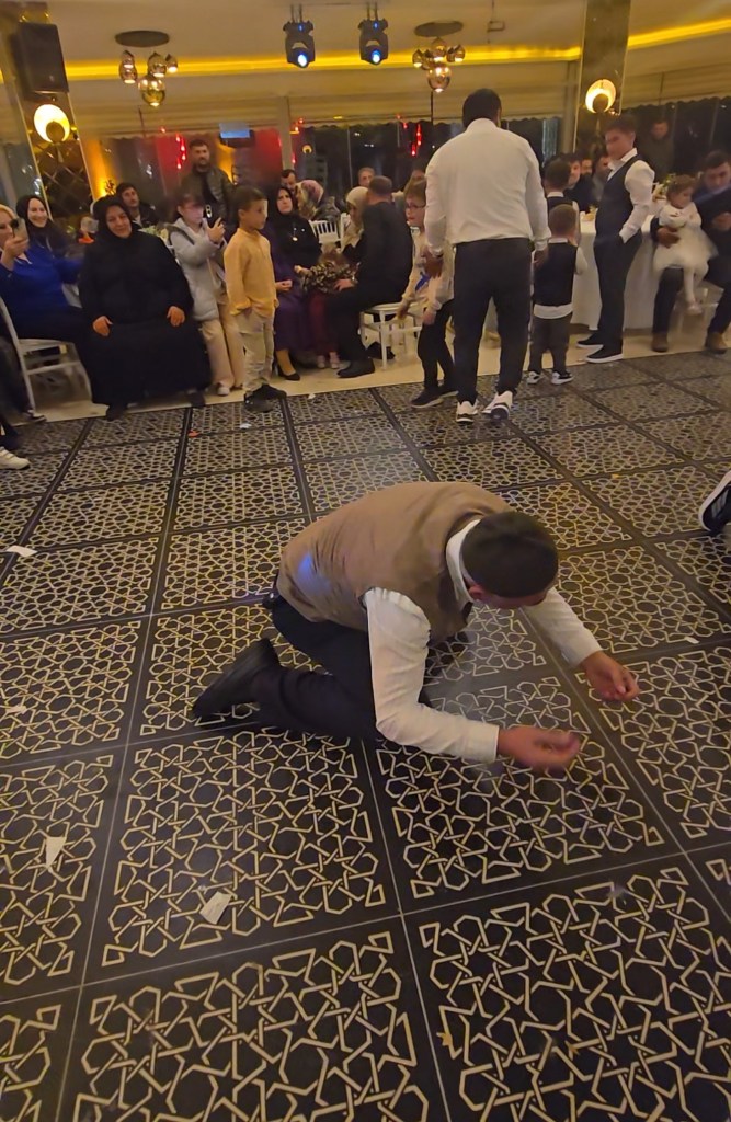İhtiyar delikanlılar pistte gençlere taş çıkardı