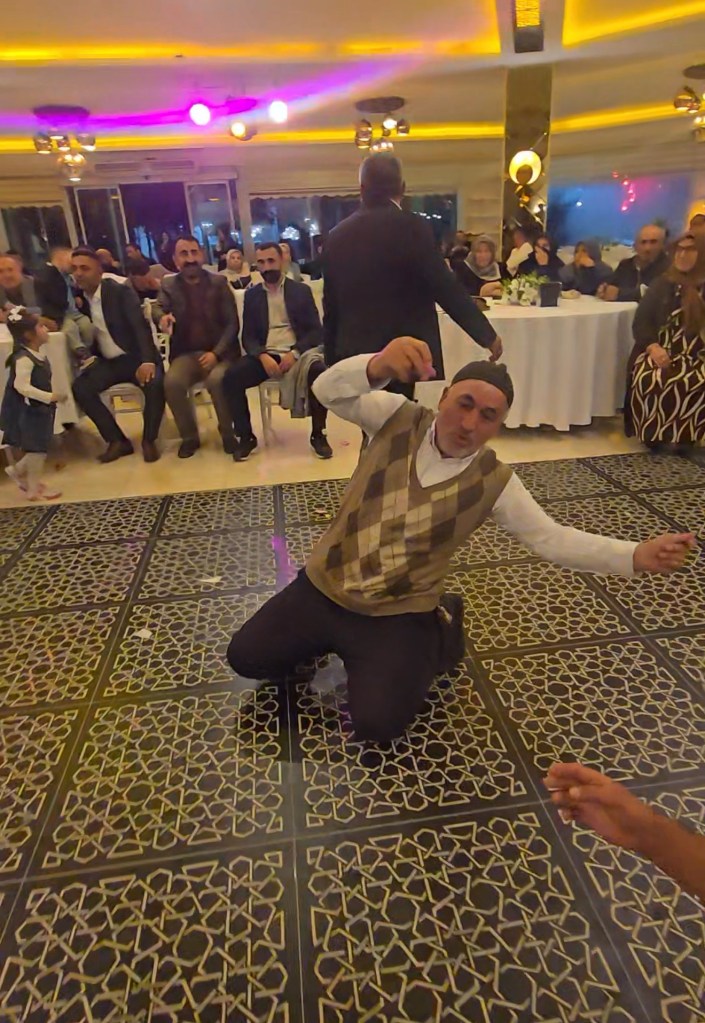 İhtiyar delikanlılar pistte gençlere taş çıkardı