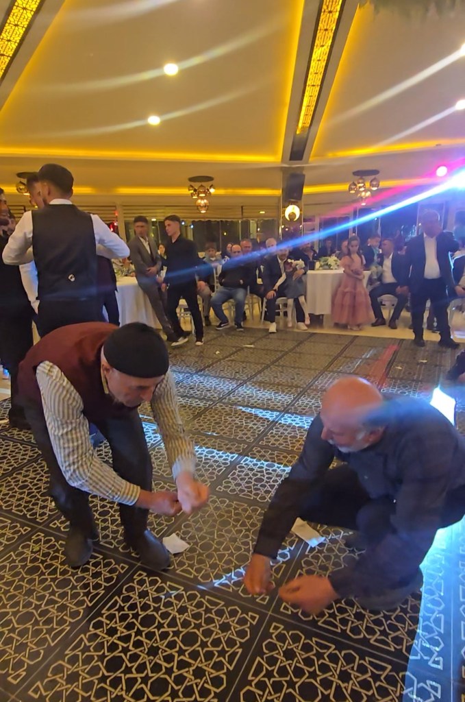 İhtiyar delikanlılar pistte gençlere taş çıkardı