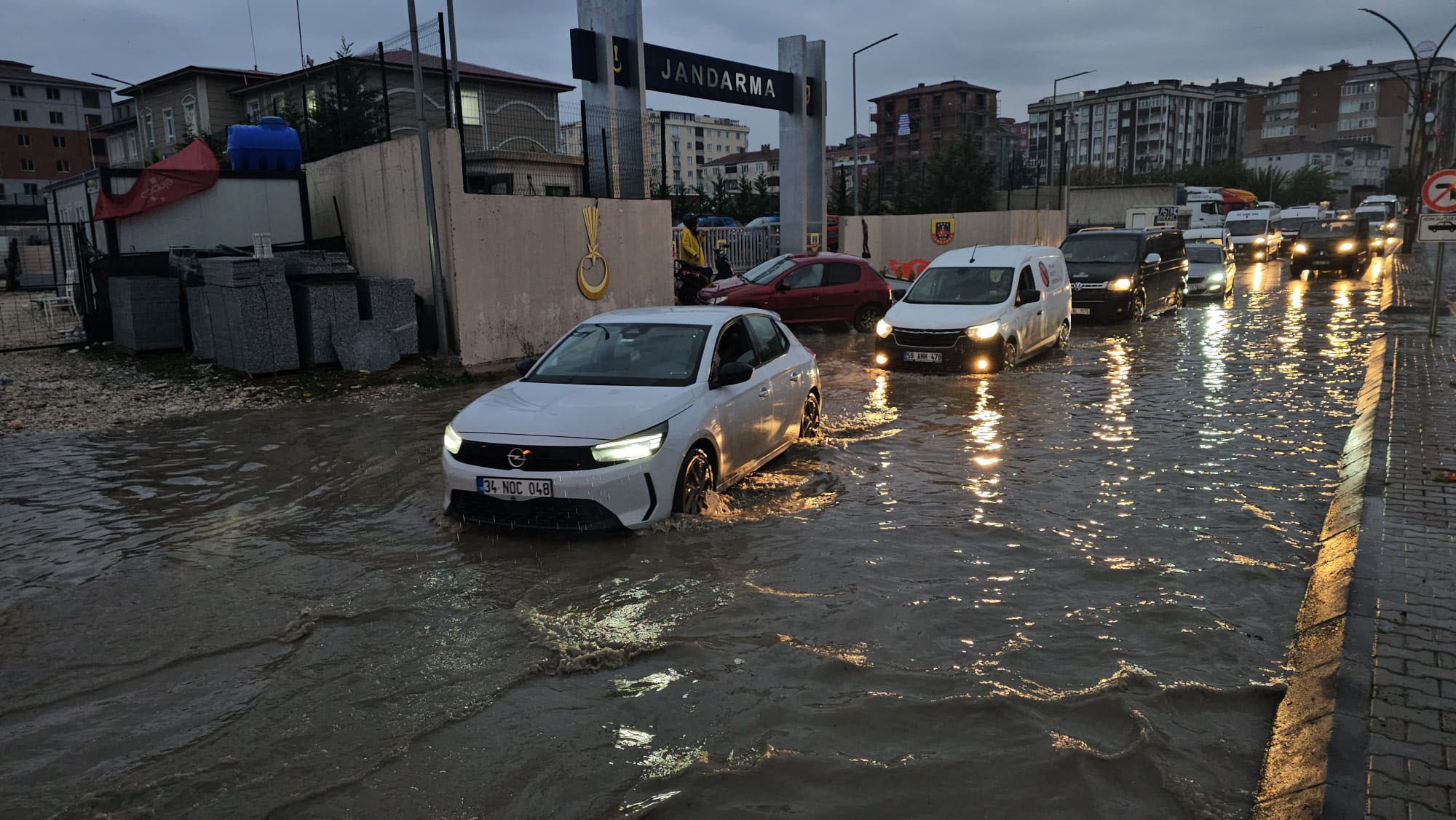 O ilde sağanak yağış hayatı felç etti