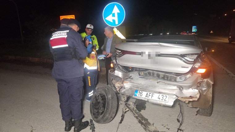 Kırmızı ışıkta bekleyen araca çarptı