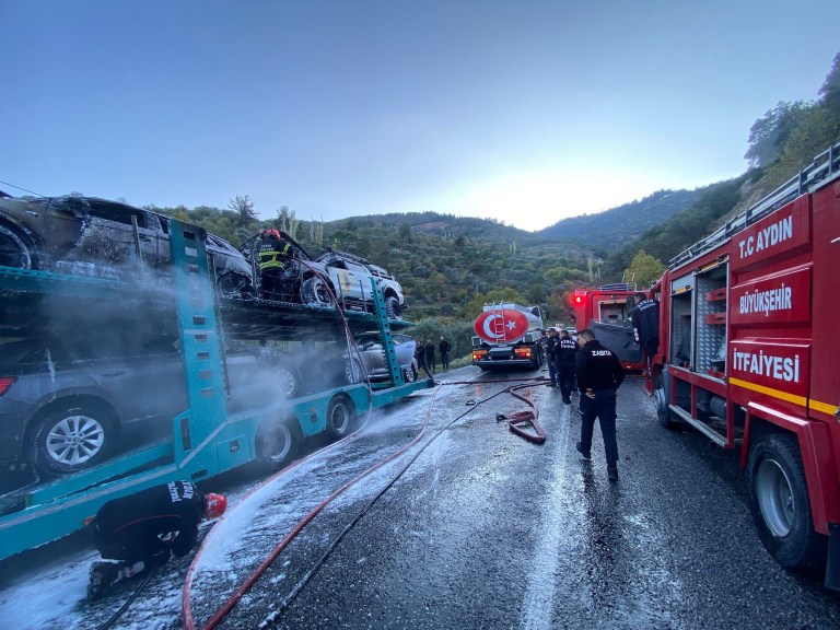 Araç yüklü tırda yangın! Araçlar kullanılamaz hale geldi