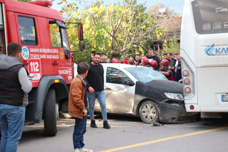 Komşuda kaza: Önce yavaşlayan araca ardından karşı yönden gelen otomobile çarptı