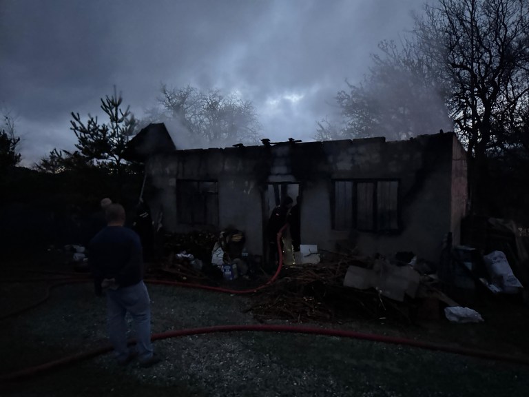 Sobayı benzinle yakmak istedi, hem kendini hem evi yaktı