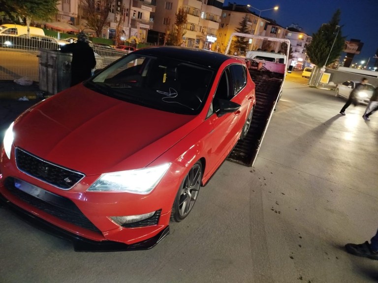 Abartı egzozlu araçla drift attı, bedeli ağır oldu