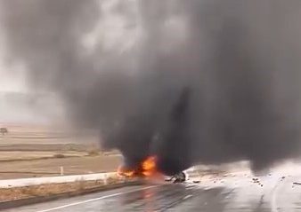 Kayganlaşan yolda kaza yaptı, otomobil alev aldı