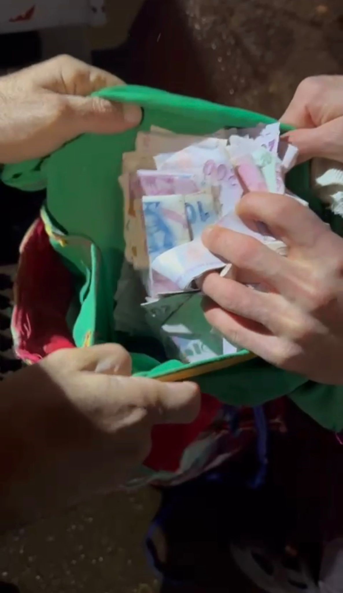 Para dolu çantayı yanlışlıkla çöpe attılar, çöp arabasını arayıp poşeti buldular