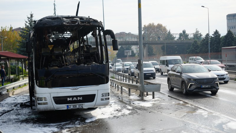 Yolcu otobüsü alevlere teslim oldu: Araç demir yığınına döndü