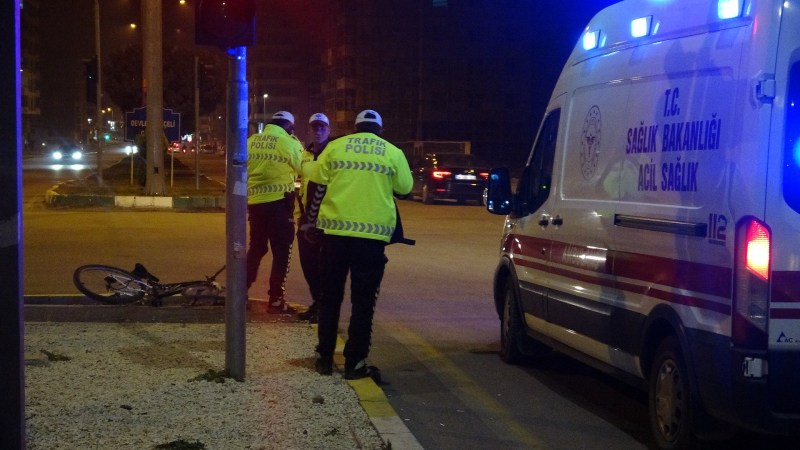 Otomobille çarpıştı, kaldırıma savruldu