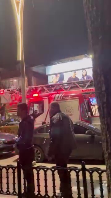 Ağaca çıkan çocuğun yardımına itfaiye koştu