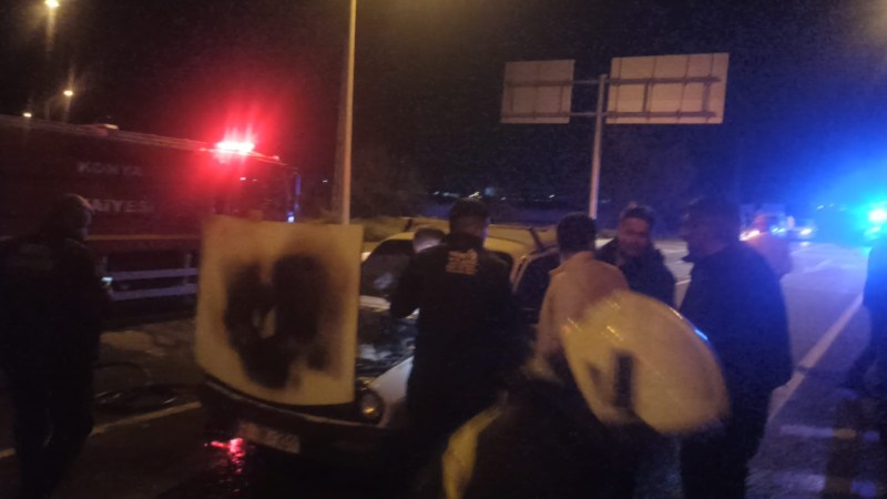 Kırmızı ışıkta bekliyordu, araç birden alev aldı