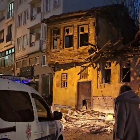 Yağış binayı çökertti!