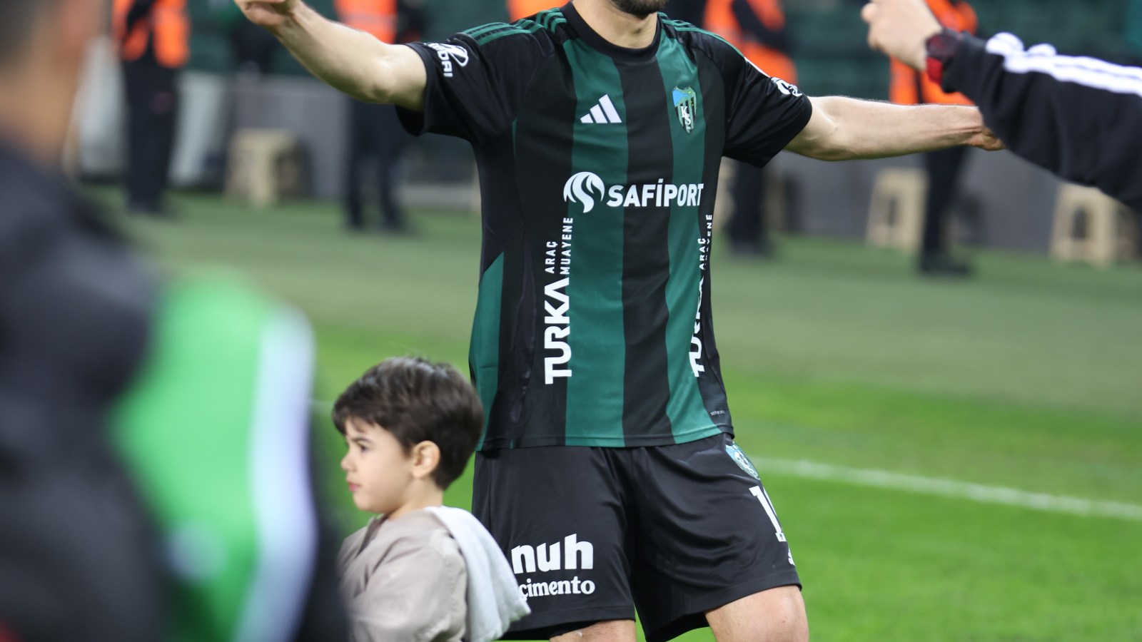 Serdar Dursun galibiyeti göbek atarak kutladı