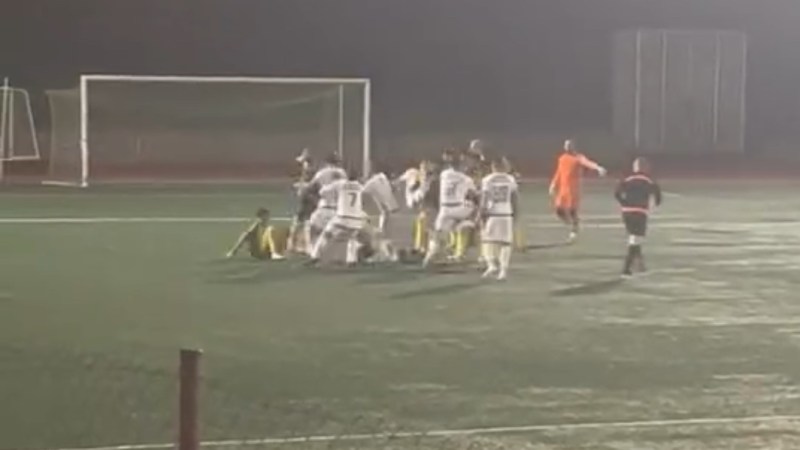 Kocaeli’de Amatör maçta futbolcular tekme tokat birbirine girdi