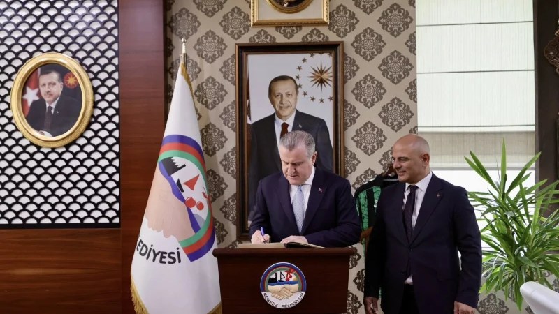 Körfez’de Bakan Bak’a Hereke Halısı Hediye Edildi!
