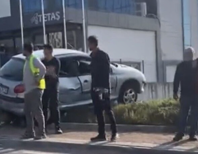 Kocaeli’de otomobil yayalara çarptı: 2 kişi yaralı