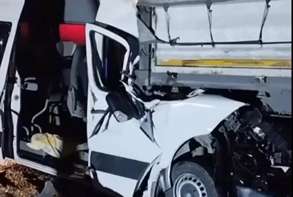 Dilovası’nda minibüs ve tır çarpıştı!