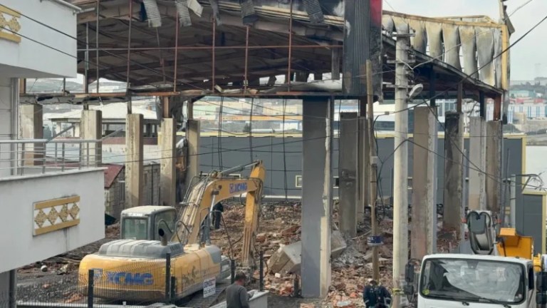 Dilovası’nda trajik yangın sonrası yıkım başladı!