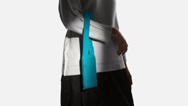 Issey Miyake’den İlhamla Tasarlandı: Apple’ın Eleştirilen Yeni iPhone Kılıfı