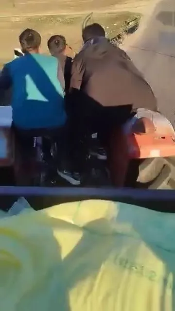 Gençler Yolculuklarını Çekerken Kaza Yaptı