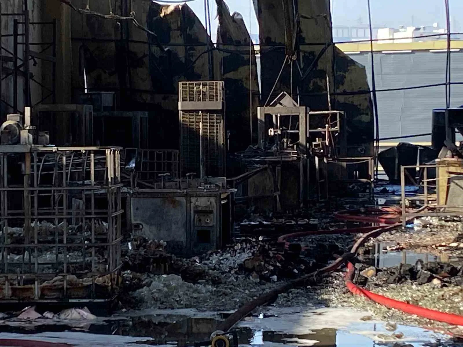 Kocaeli'de Parfüm Tesisinde Yangın: 6 Kişi Hayatını Kaybetti